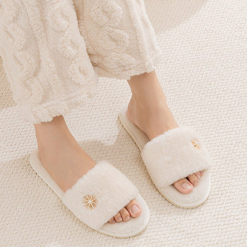 Plush Daisy-Embellished Home Slippers
